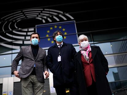 De izquierda a derecha, Toni Comin, Carles Puigdemont y Clara Ponsatí, estemartes a las puertas del Parlamento Europeo, en Bruselas.