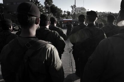 "Con esta foto quise reflejar que hay muertos de todos los lados", explica Cossío. "Son las honras fúnebres de un militar que quedó abatido durante un enfrentamiento contra sicarios de Tijuana."