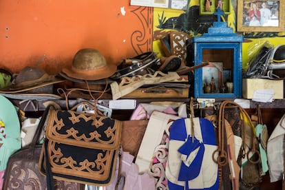 Detalhes dos produtos feitos na oficina de Espedito Seleiro em Nova Olinda, Ceará.