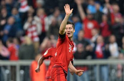 Como assinala com sua mão, o polonês Robert Lewandowski fez cinco gols em 22 de setembro contra o Wolsburg, em jogo válido pelo Campeonato Alemão. O atacante do Bayern de Munique é um goleador nato e um dos melhores atacantes do mundo. Irá com sua seleção, onde é referência, à Eurocopa da França em 2016.