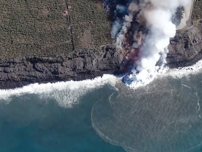 Fumaça tóxica provocada pelo contato da lava com o mar.