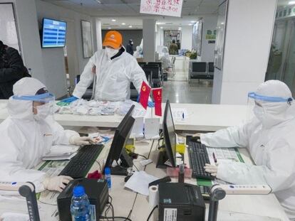 Médicos en una farmacia de Wuhan, en la provincia de Hubei, en China.