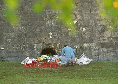 Flores y velas en recuerdo de Jokin junto a la muralla de Hondarribia.