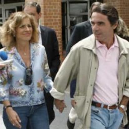 El ex presidente del Gobierno, José María Aznar, junto a su esposa Ana Botella, atiende a los medios a su salida del colegio electoral de la localidad madrileña de Pozuelo de Alarcón donde ha ejercido su derecho al voto para las elecciones europeas