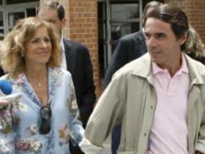 El ex presidente del Gobierno, José María Aznar, junto a su esposa Ana Botella, atiende a los medios a su salida del colegio electoral de la localidad madrileña de Pozuelo de Alarcón donde ha ejercido su derecho al voto para las elecciones europeas