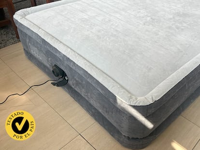 Artículo de EL PAÍS Escaparate sobre el mejor colchón hinchable.