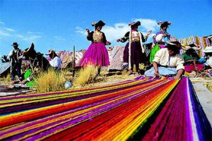 Perú será el país invitado del Salón Internacional de Turismo en Cataluña. En la foto, tejedoras de Llachón (Puno).