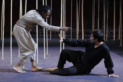 Escena de <i>Una flauta mágica,</i> dirigida por Peter Brook.