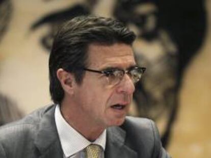 El ministro de Industria, Energía y Turismo, José Manuel Soria, durante su comparecencia en Comisión en el Senado para explicar la anulación de la subasta eléctrica y la norma por la que se fijó la subida del 2,3 % de la electricidad en el primer trimestre del año.