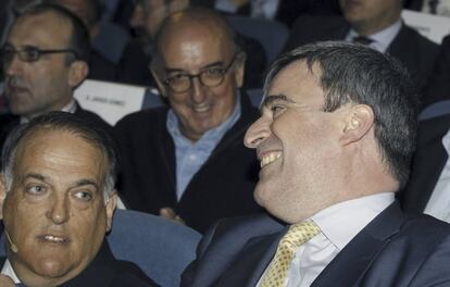 Miguel Cardenal, en primer término, junto a Javier Tebas y Jaume Roures, al fondo, en 2014.