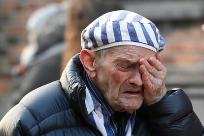 Un sobreviviente de Auschwitz llora durante los actos que este lunes conmemoran el 75º aniversario de la liberación del campo de concentración. Entre los líderes que han asistido, entre fuertes medidas de seguridad, se encuentra el presidente polaco, Andrzej Duda.