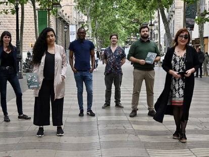 D'esquerra a dreta: Núria Calafell, Athena Farrokhzad, Fiston Mwanza Mujila, Josep Pedrals, Jaume Coll Mariné i Miren Agur Meabe, a la Rambla de Barcelona.