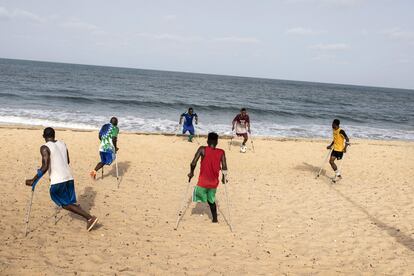 Los miembros del equipo de futbolistas amputados disputa un partido en la playa. Todos se ayudan de sus muletas para correr y pasarse el balón. La organización ofrece formación futbolística, crea instalaciones de campo que pueden ser utilizadas por toda la comunidad, y enseña a los jóvenes habilidades para incorporarse eficazmente al mundo laboral.