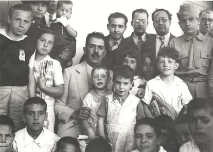 El Presidente Lázaro Cárdenas con los Niños de Morelia en Palacio Nacional (Ciudad de México).