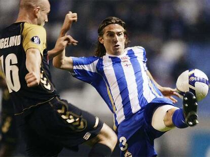 Filipe Luis trata de controlar el balón.