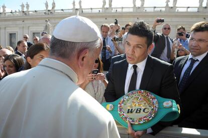 El papa Francisco conversa con el campeón del peso medio del Consejo Mundial de Boxeo, el argentino Sergio Maravilla, durante la audiencia general de los miércoles en la plaza de San Pedro del Vaticano, el16 de octubre de 2013.