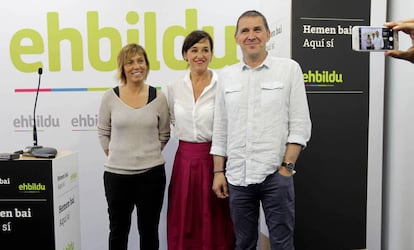 Las cabezas de lista de &Aacute;lava y Bizkaia, Miren Larrion y Jasone Agirre, junto a Arnaldo Otegi