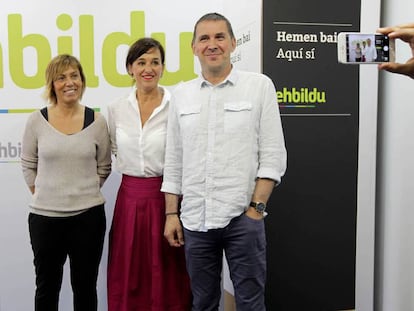 Las cabezas de lista de &Aacute;lava y Bizkaia, Miren Larrion y Jasone Agirre, junto a Arnaldo Otegi