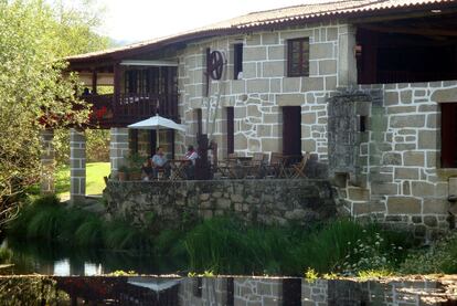 Frente al río Arnoia, cocina tradicional gallega en la terraza del Bodegón Portovelo