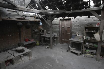 La cocina de una casa se encuentra cubierta de ceniza despus de la erupcin del Monte Kelud, en Malang, Java Oriental, Indonesia, Domingo, 16 de febrero 2014.