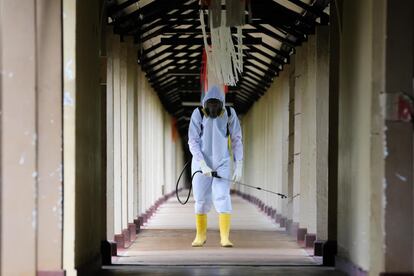 Un trabajador sanitario desinfecta el hospital de Enfermedades Infecciosas de Colombo (Sri Lanka) este martes. Este centro sanitario es el principal hospital del país para tratar a pacientes con covid-19.