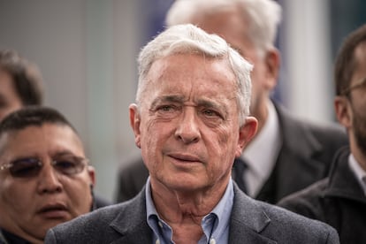 Visiblemente afectado, Álvaro Uribe rinde homenaje al senador Miguel Uribe.