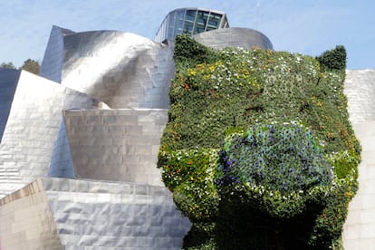 La gran escultura floral del artista norteamericano Jeff Koons, un cachorro conocido como 'Puppy' que preside la entrada del Museo Guggenheim Bilbao, luce, tras el cambio floral que habitualmente se le hace en otoño, una mascarilla de flores como gesto 'de empatía' y ánimo a la ciudadanía para que se proteja durante la pandemia.