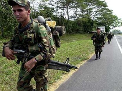 Soldados colombianos patrullan en la localidad de San Isidro.