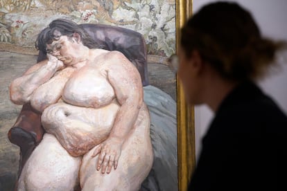 Una mujer observa el cuadro de Lucian Freud 'Durmiendo junto a la alfombra del león'.