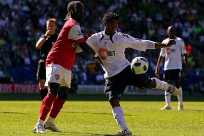 Sturridge conecta un disparo ante la presencia de Sagna, del Arsenal.