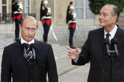 El presidente francés, Jacques Chirac (derecha), gesticula hacia Vladímir Putin ayer en París.