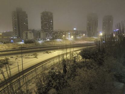 Aspecto del madrileño Nudo de Manoteras, tras la nevada caída en Madrid, el 19 de enero de 2015.