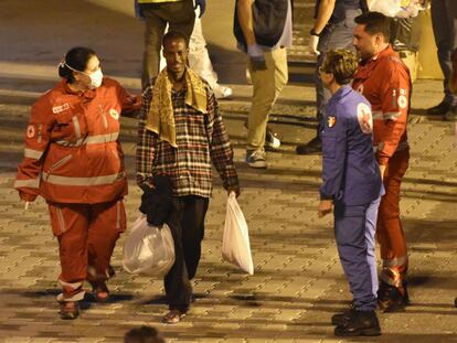 Un migrante reacciona al pisar tierra firme en el puerto de Catania, el 26 de agosto de 2018.  