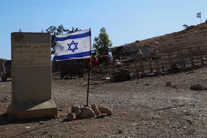 Señal que indica un campo de tiro del ejército israelí en medio de la comunidad palestina de Ein al Hilwa (Cisjordania ocupada).