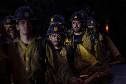 Varios bomberos durante un descanso el sábado en las labores de extinción del incendio Oak Fire, cerca de Darrah, en el condado de Mariposa (California).