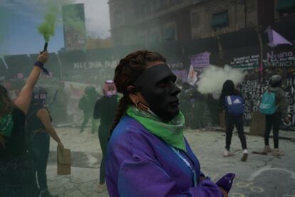 Según las autoridades locales, hay al menos 36 mujeres policías heridas y 12 civiles.