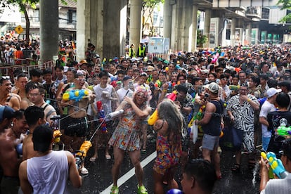 Esta celebración es importante para el turismo de Tailandia. El Gobierno espera un 8% más de visitantes extranjeros durante esta semana. En la foto, turistas y locales se atacan con pistolas de agua en la capital de Tailandia, Bangkok.
