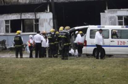 Una dotación de bomberos recupera los cadáveres de varias víctimas de un incendio ocurrido en una planta avícola en la provincia de Jilin, al norte de China.