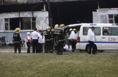 Una dotacin de bomberos recupera los cadveres de varias vctimas de un incendio ocurrido en una planta avcola en la provincia de Jilin, al norte de China.