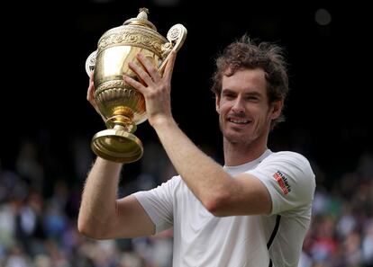 Andy Murray alza el trofeo de Winbledon después de ganar al canadiense Milos Raonic, en 2016.