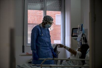 En una habitación de la quinta planta, en la unidad de semicríticos, una paciente habla con su médico. Está despierta, habla y levanta el brazo. Pero queda recorrido hasta el alta. El tránsito de un paciente con covid-19 por el hospital suele durar varios días (cuando no semanas o meses). De ahí que la caída de ingresos en las estadísticas sea mucho más lenta que el bajón de los contagios. En Cataluña, la curva epidémica lleva varios días con una tendencia descendente —tiene una incidencia acumulada de 400 casos por 100.000 habitantes, casi la mitad que dos semanas atrás—, pero persiste la presión asistencial: 2.117 personas están hospitalizadas, 514 en la UCI, según la Generalitat.