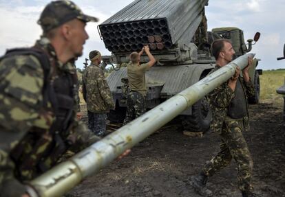 Soldados ucranianos cargan un sistema de lanzacohetes múltiples, cerca de la ciudad de Maliivka.