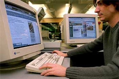 Un periodista trabaja en la edición de EL PAÍS Digital.