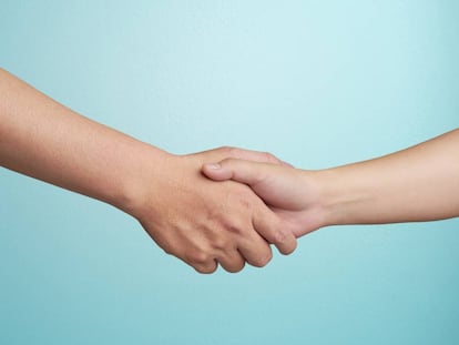 Por qué deberíamos dejar de dar la mano y probar otras formas de saludar