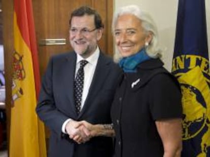 Fotografía facilitada por la Presidencia del Gobierno del jefe del Gobierno español, Mariano Rajoy (i), momentos antes de una reunión con la directora gerente del Fondo Monetario Internacional (FMI), Christine Lagarde. EFE/Archivo
