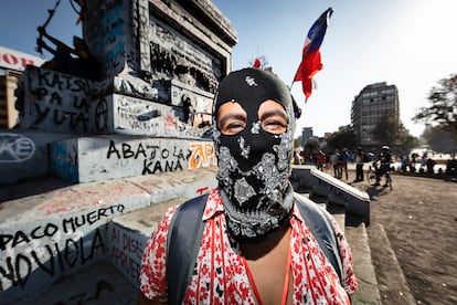 Mujeres chilenas confeccionan sus capuchas como símbolo de su protesta por la igualdad.