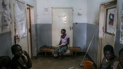 Varios pacientes, algunos de ellos seropositivos, esperan a ser atendidos en el hospital del distrito de Nsanje de Zimbabue para obtener información sobre el VIH.