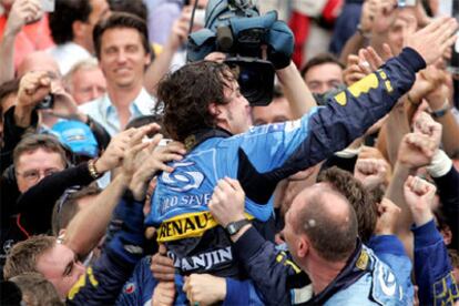Fernando Alonso celebra el título mundial con los mecánicos de Renault.