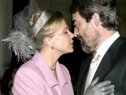 Mari Cruz Soriano y Juan Alberto Belloch se besan durante la ceremonia.