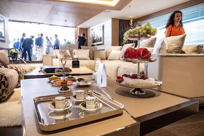 Interior del superyate Metis, del fabricante italiano Azimut Benetti.